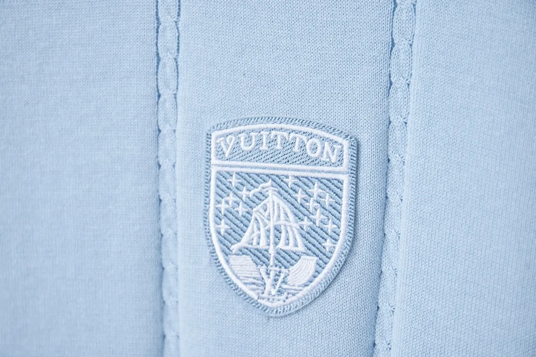 🅿️220 LV Louis 25ss spring and summer new style LV sailing shield embroidered knitted short sleeves Light luxury essential item for daily commuting for men and women Correct version Welcome to compare Detailed features · High-viscosity cotton material wool, high count cotton is added, dry and avoid stuffiness · Use exquisite intarsia patchwork technology, and use soft indigo tones to depict the Marque L.Vuitton déposée logo Craftsmanship: Marque L.Vuitton déposée jacquard appliqué on the back, embellished with LV yacht seal on the chest · Threaded neckline · Original main mark, washed tag, branded moisture-proof paper packaging Color: sky blue Size: S/M/L/XL